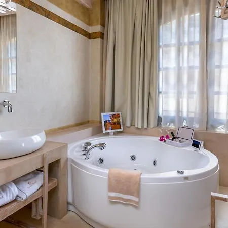 10gr Boutique & Wine Bar